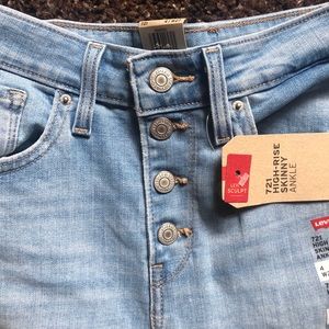 NWT Levi’s 721 Hi Rise 4 button skinny ankle jeans